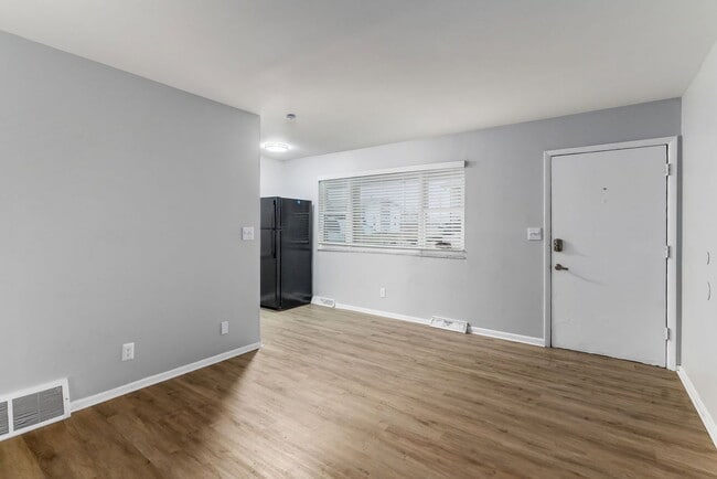 Building Photo - 558 Riverview Dr