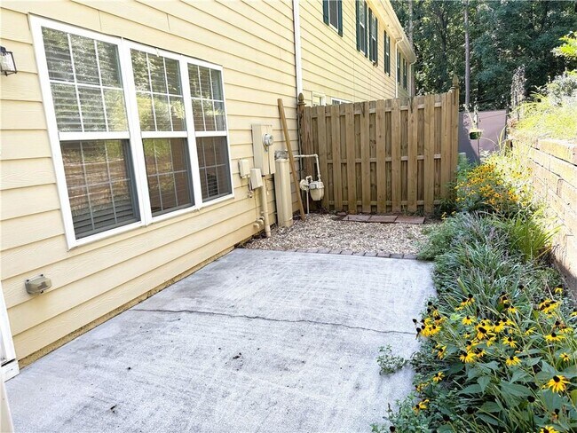 Building Photo - 2075 Pine Tree Dr