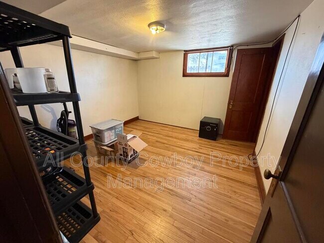 Building Photo - 365 N 6th St