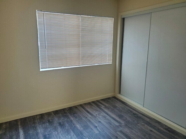 Building Photo - 596 Friendly Ln