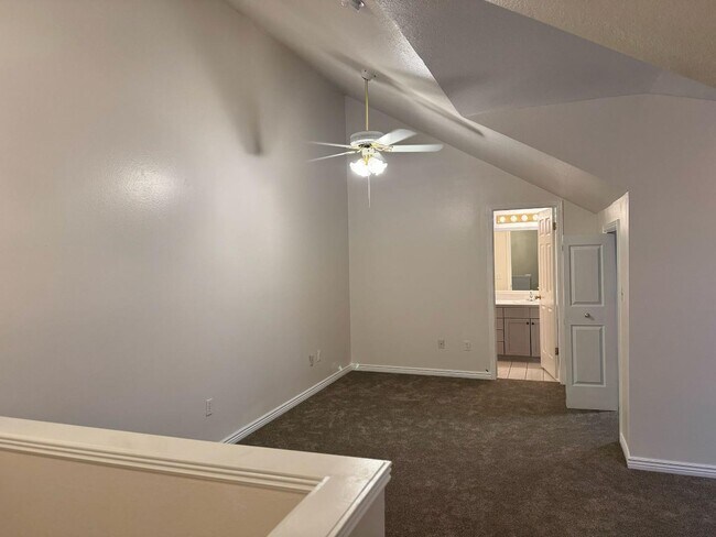 Building Photo - 975 S 250 W St