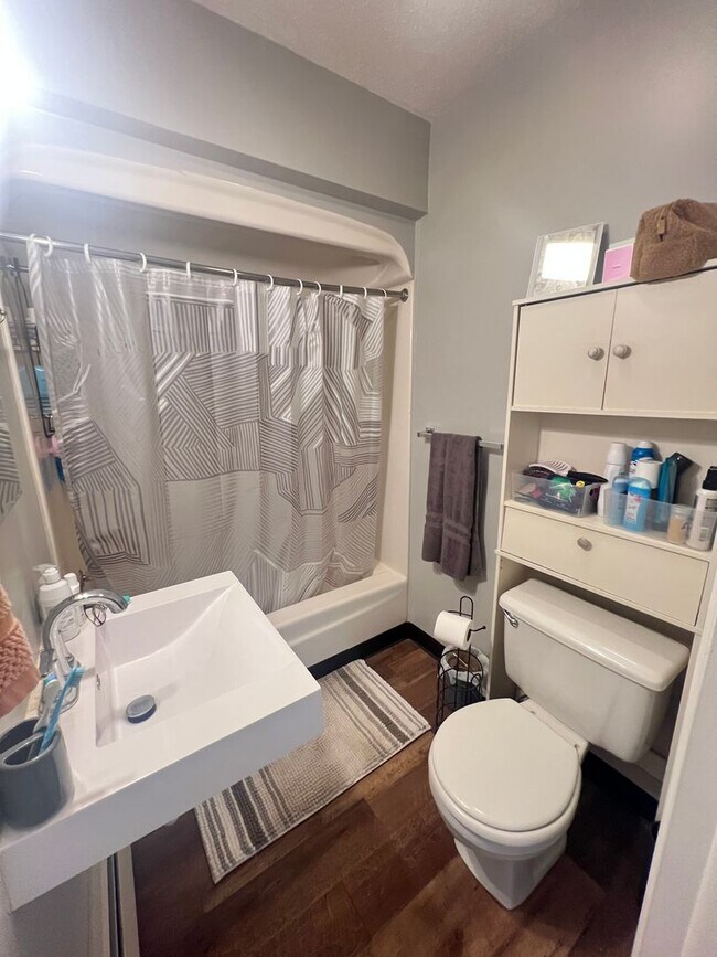 Building Photo - Spacious 1 Bedroom Apartment! COMING SOON! - Avaliable August 1st