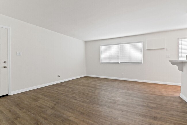 Building Photo - Bright Upstairs Apartment in North Long Beach