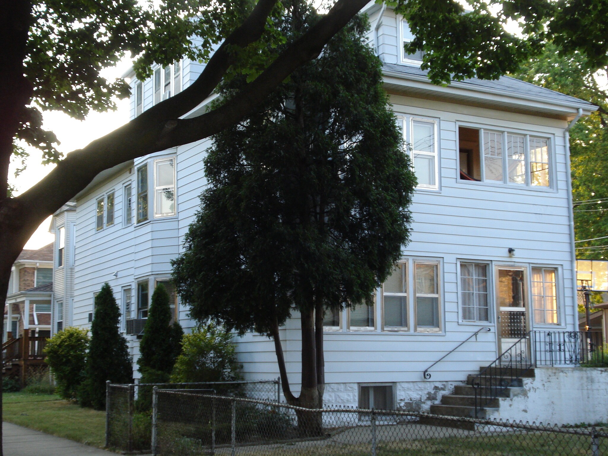 Building Photo - 5720 W Ainslie St