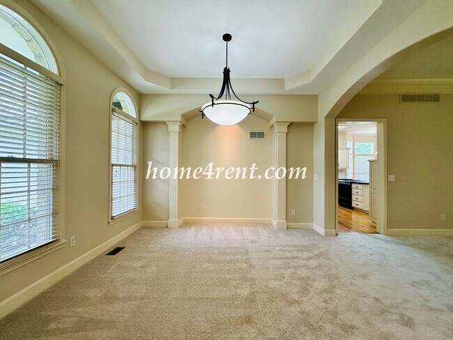Building Photo - Exceptional 1.5 Story Home in the Prestigious Loch Lloyd Community!