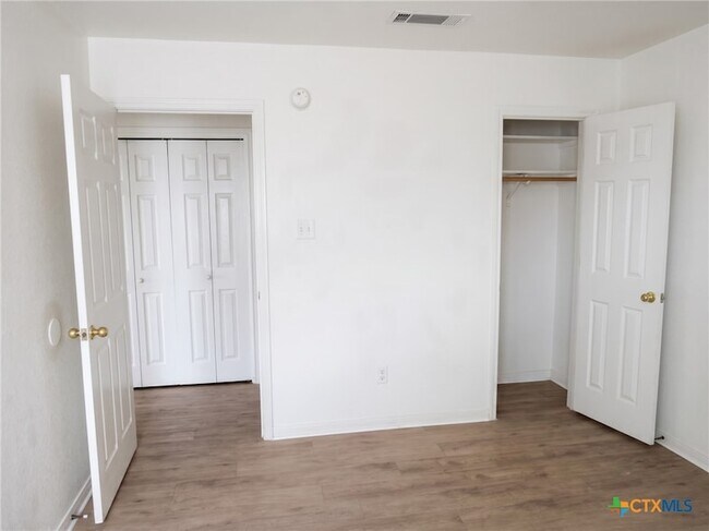 Building Photo - 305 Cedar Ridge Dr
