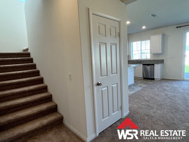 Building Photo - Stunning 6-Bedroom, 3-Bathroom Home for rent in a newer neighborhood