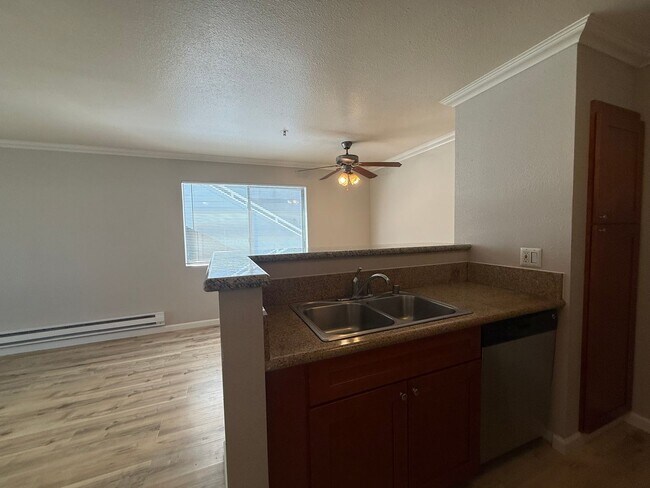 Building Photo - 2 BR/2BA Condo close to shopping, restaurants and beaches