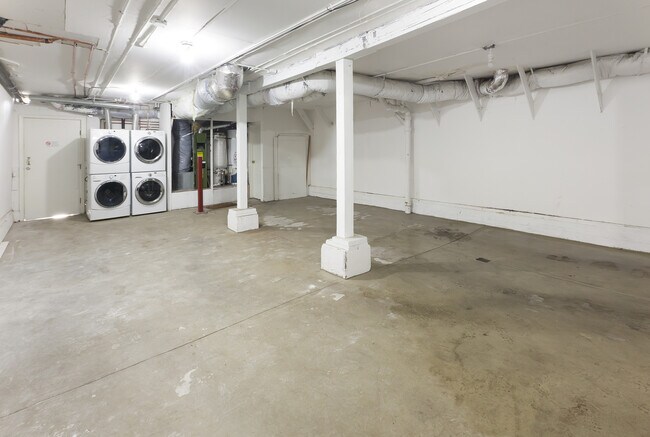 Building Photo - Two Bedroom Condo in SOMA with Yard, Parking, and W/D.