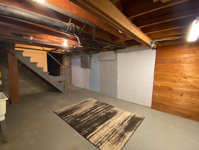 Building Photo - 523 N Markeson St
