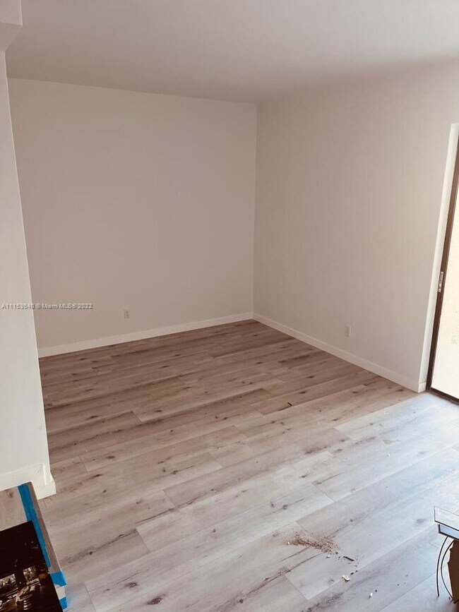 Building Photo - 8950 Palm Tree Ln