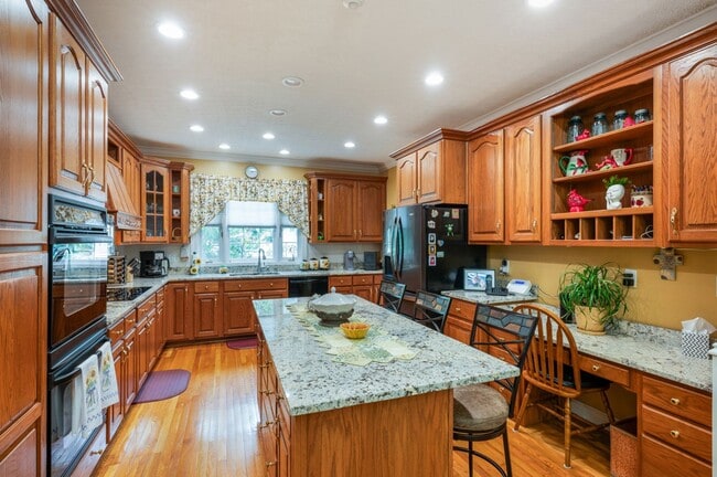 Building Photo - Executive Rental