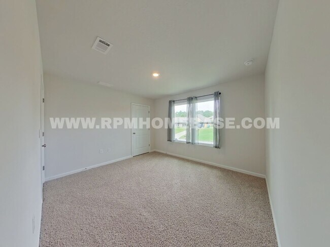 Building Photo - Spacious 5-Bedroom Home with Flexible Livi...