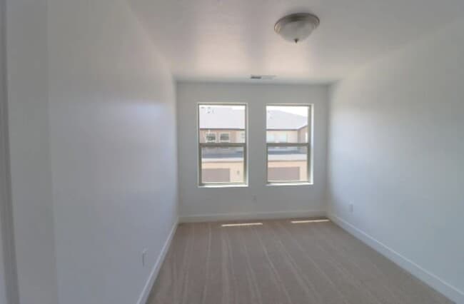 Building Photo - End Unit! 3 Bedroom House for Rent