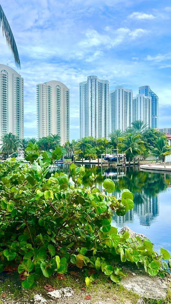 Building Photo - 16500 Collins Ave