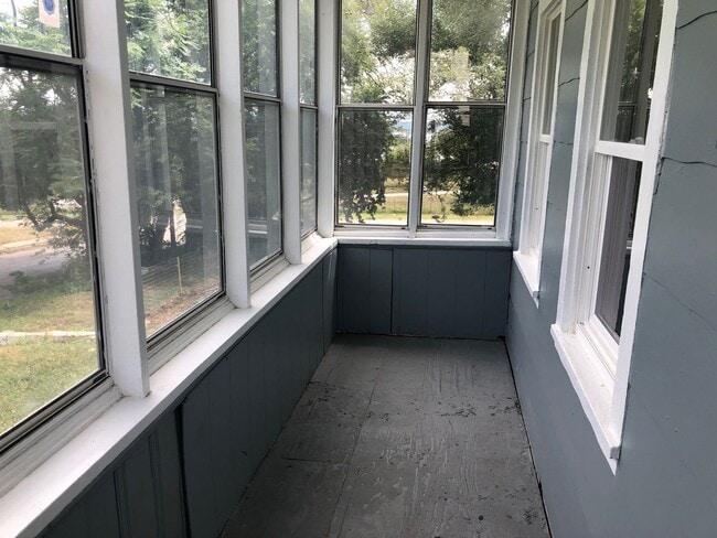 Building Photo - Renovated 2BR House.