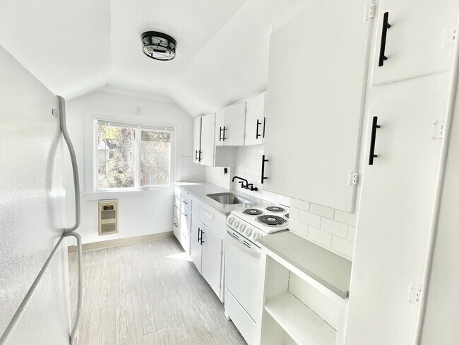 Building Photo - Gorgeous Remodeled 2 Bed, 1 Bath on South Hill!