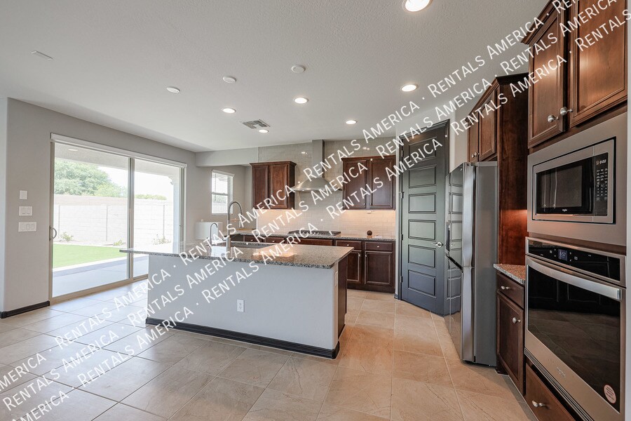Building Photo - 5610 N 90th Dr