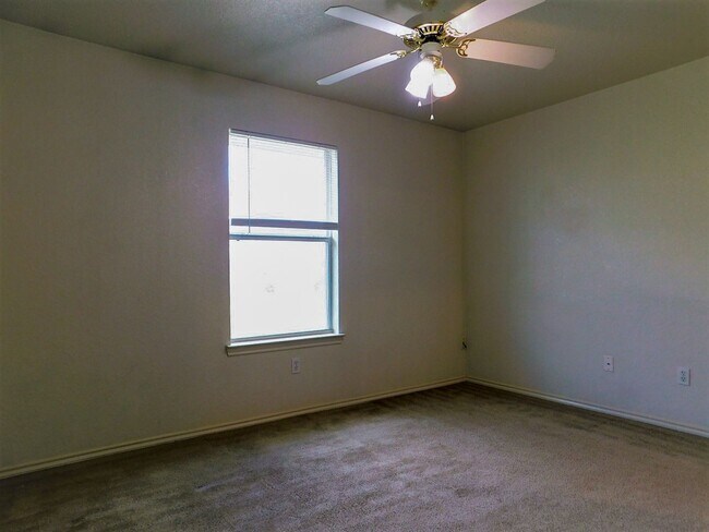 Building Photo - 2803 Lucille Dr