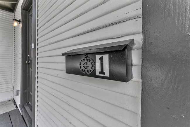 Building Photo - 402 Ada St