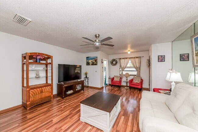 Building Photo - Move-in ready 2 bed, 2 bath villa in Heritage Village West, a quiet 55+ community in West Bradent...