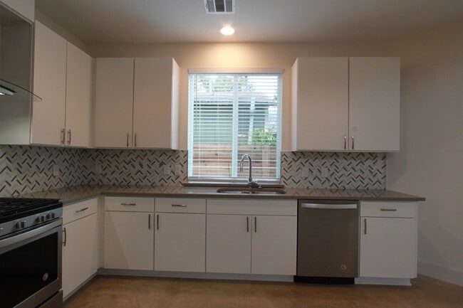 Building Photo - Contemporary East Austin Home with Private Yard & Garage