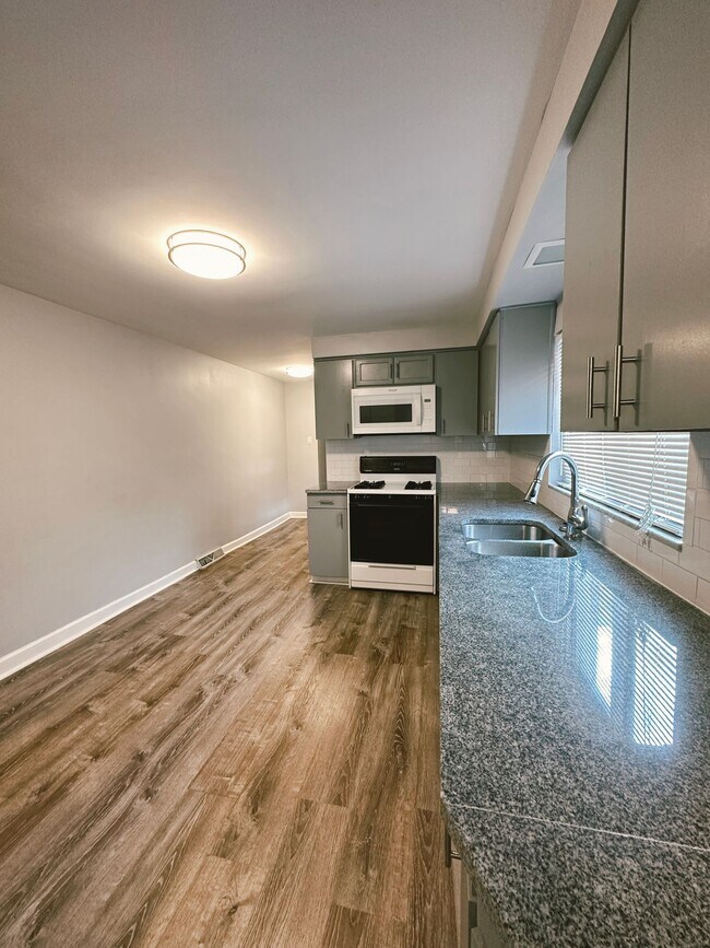 Building Photo - NEWLY RENOVATED 2 BEDROOM WITH GARAGE IN THE HEART OF SOUTHSIDE!