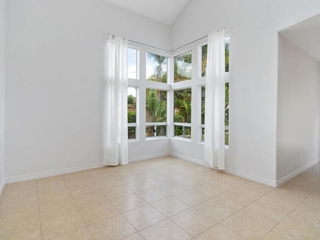 Building Photo - Incredible Rancho Del Oro Home!