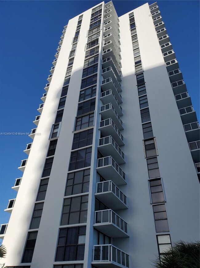 Building Photo - 20515 E Country Club Dr  841 Aventura Fl 3...
