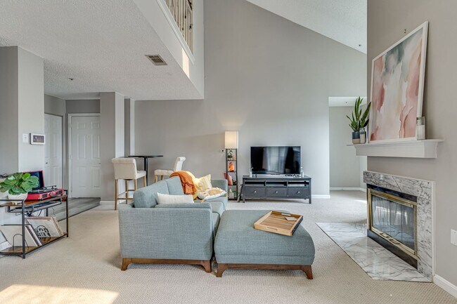 Building Photo - Top Floor Condo with Loft!