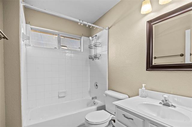 Building Photo - 8108 Twin Oaks Dr