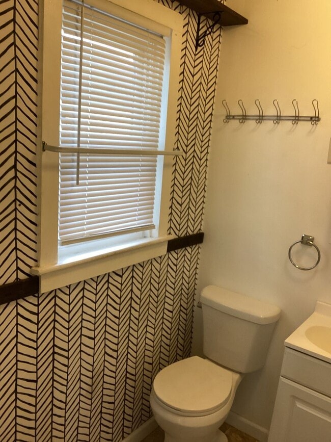 Building Photo - Charming House in the Country