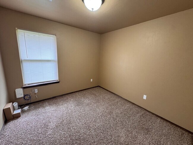 Building Photo - 3 bed 2 bath duplex in Chickasha