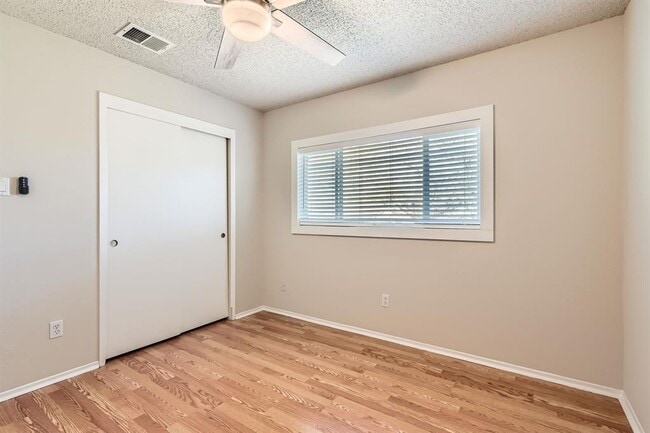 Building Photo - 708 Decker Prairie Dr