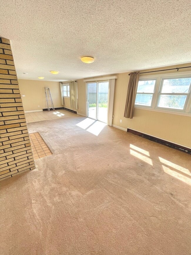 Building Photo - AVAILABLE AUGUST 18TH - Gorgeous 3 Bed 2 b...