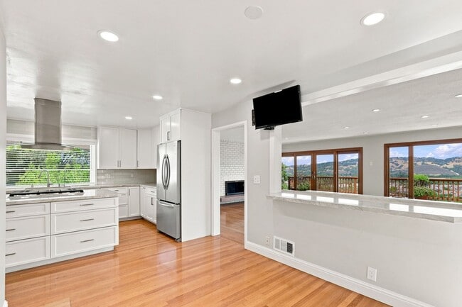 Building Photo - Million Dollar Views! Available Now!