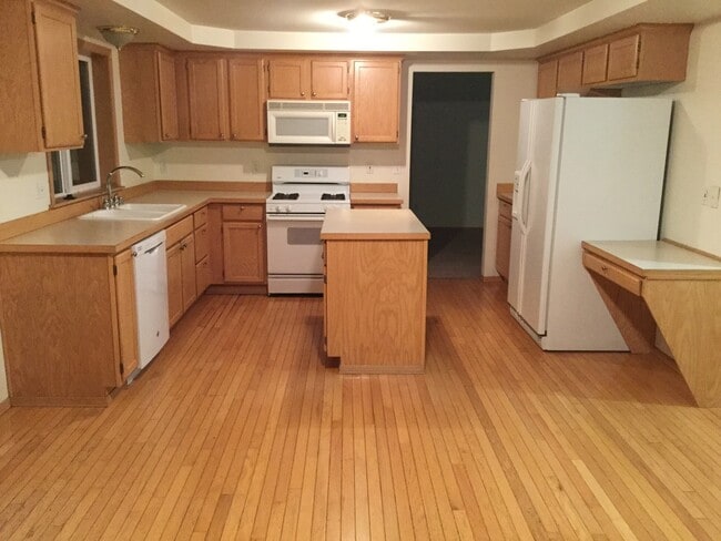Building Photo - 2100 Square Foot  4 Bed Room Home Fenced Y...