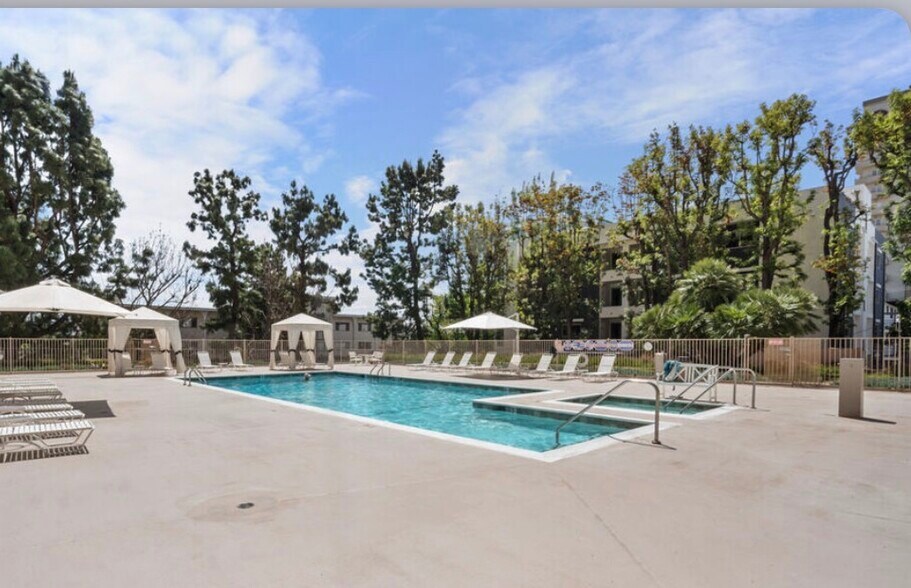 Building Photo - 100 S Doheny Dr