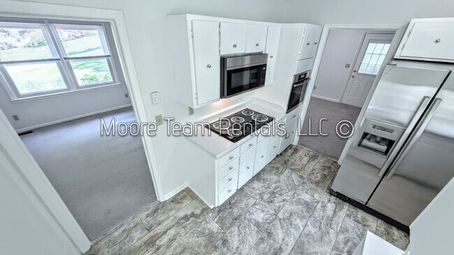 Building Photo - Clean 3BR Home with Garage Basement Near Hendersonville Conveniences