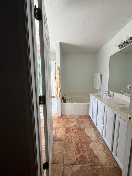 Building Photo - 10 Lloret Pl