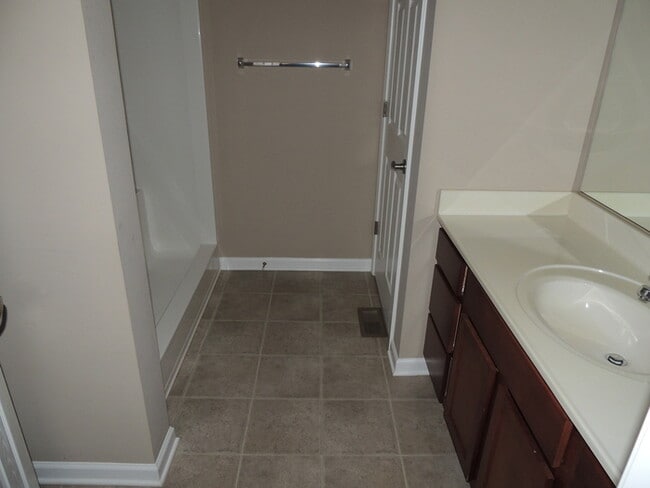 Building Photo - Stunning 3-Bed, 2-Bath Townhouse in West Knoxville