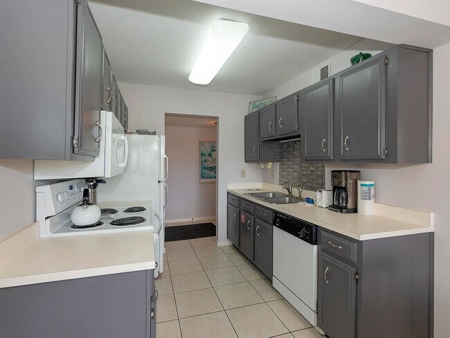 Building Photo - Gorgeous Condo Located in the Seascape com...