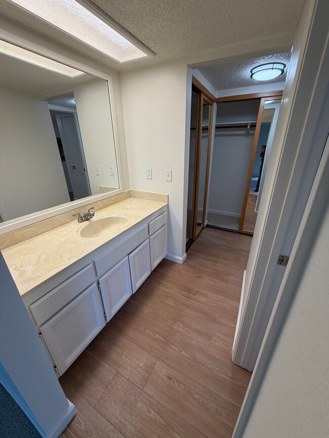 Building Photo - 2 bedroom | 1 bathroom | Arden-Arcade Condo Available Now!