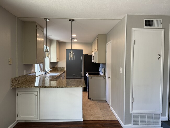 Building Photo - 4825 Rockland Way