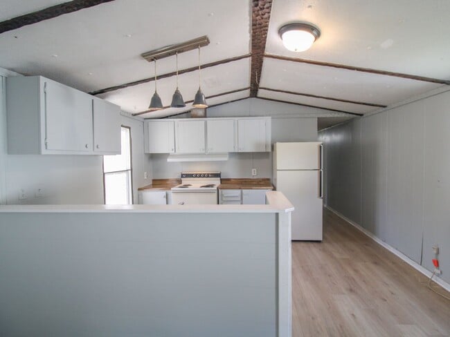 Building Photo - Updated Country Home Just Minutes from Fay...