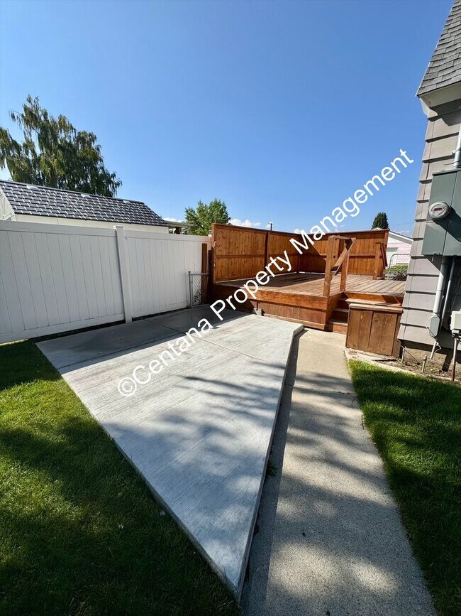 Building Photo - $500 off first months rent on 3 bed 2 bath...