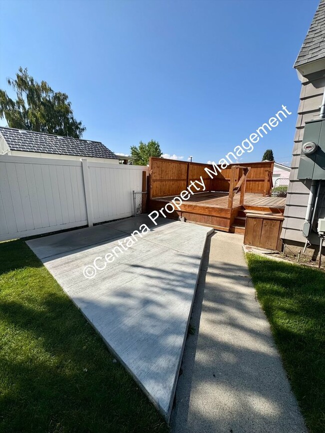 Building Photo - MOVING SPECIAL: $500 off First Full Months...