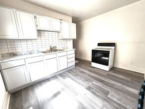 Building Photo - 5 bedroom single family - Available now!