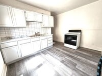 Building Photo - 5 bedroom single family - Available now!