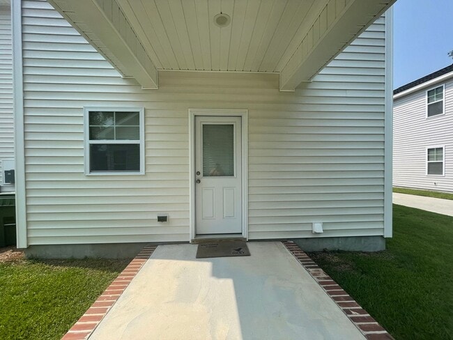 Building Photo - Student Friendly 3 Bedroom Single Family Home